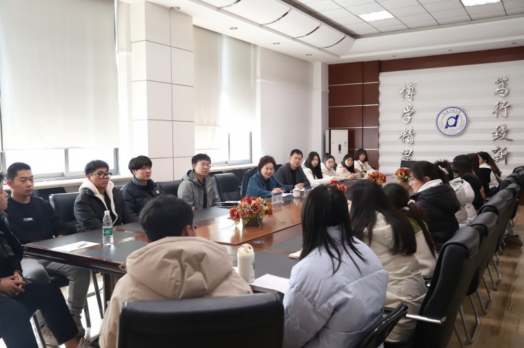 1709948333532945.jpg 大連工業(yè)大學(xué)黨委副書記馮玉竑為青年學(xué)生講授開學(xué)第一課.JPG